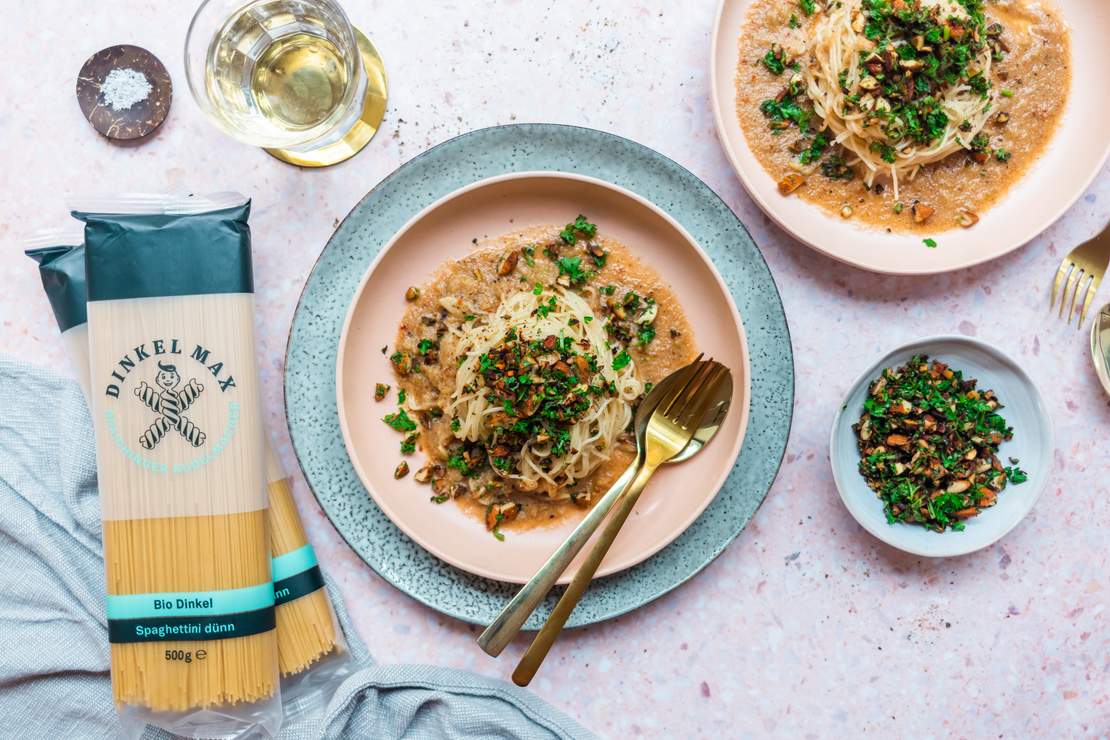 R694 Spaghettini in veganer brauner Butter mit Mandel-Gremolata