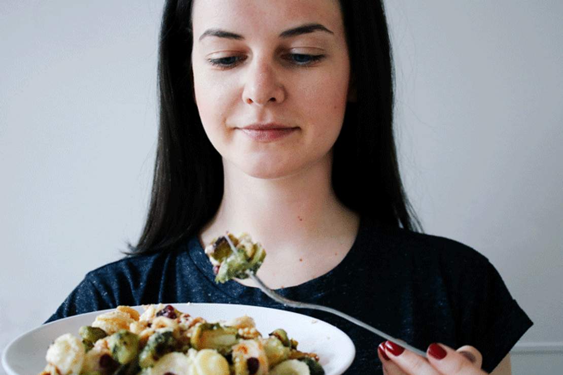 R84 Orecchiette mit gebratenem Rosenkohl und veganer Sauce Alfredo