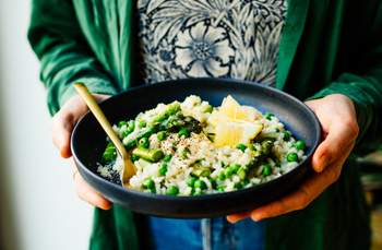 Simple Vegan Asparagus Risotto with Peas