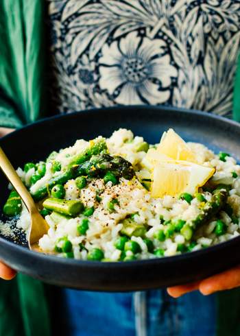 Simple Vegan Asparagus Risotto with Peas