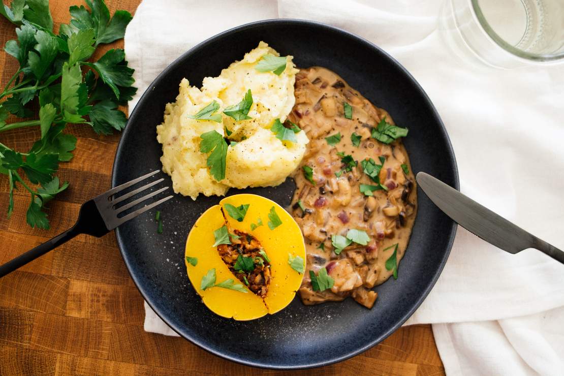 R434 Gefüllter Butternut-Kürbis mit veganer Rahmsoße & Kartoffelbrei