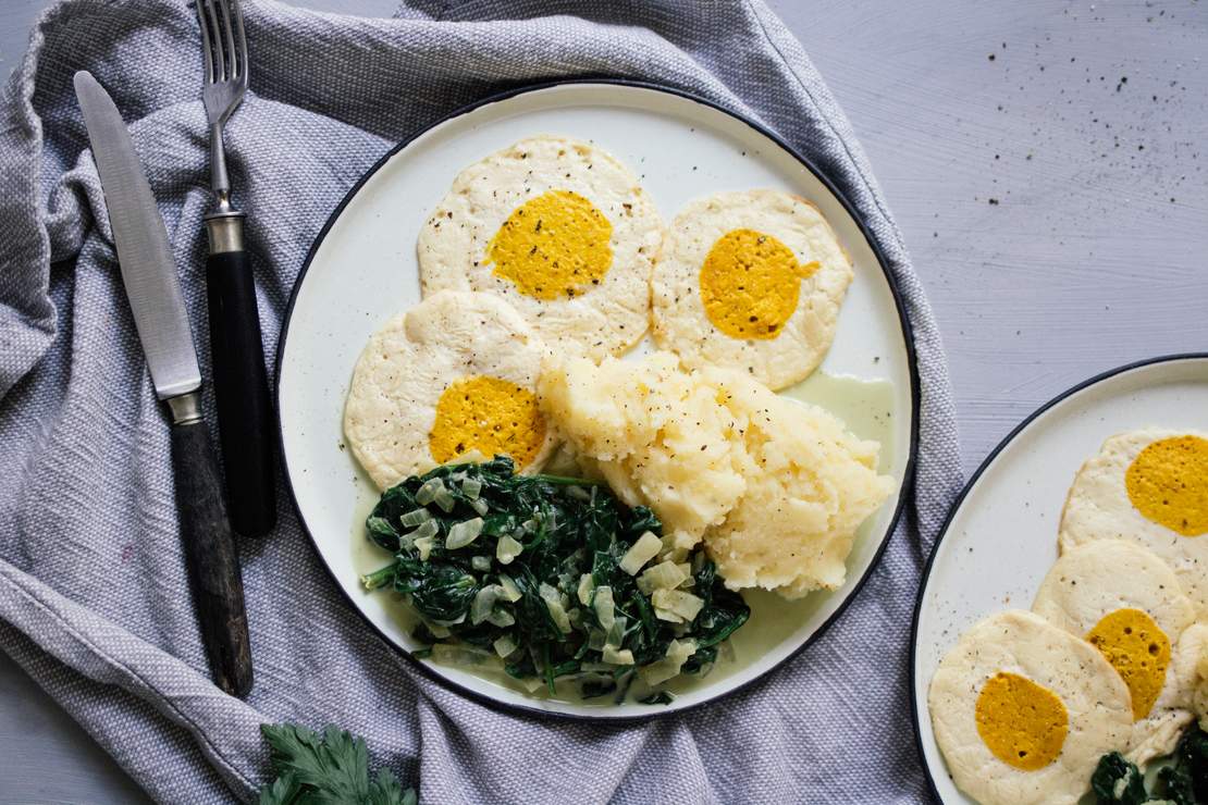 Mashed potatoes with creamed spinach & vegan fried eggs