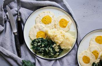 Mashed potatoes with creamed spinach and vegan fried eggs