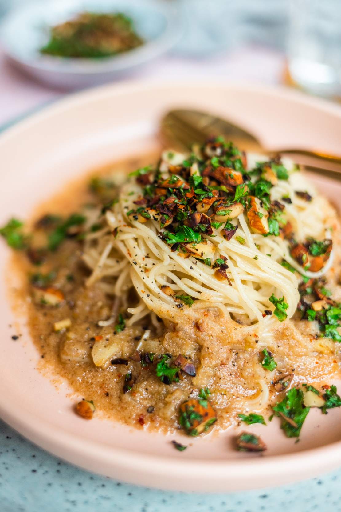 R694 Spaghettini in veganer brauner Butter mit Mandel-Gremolata