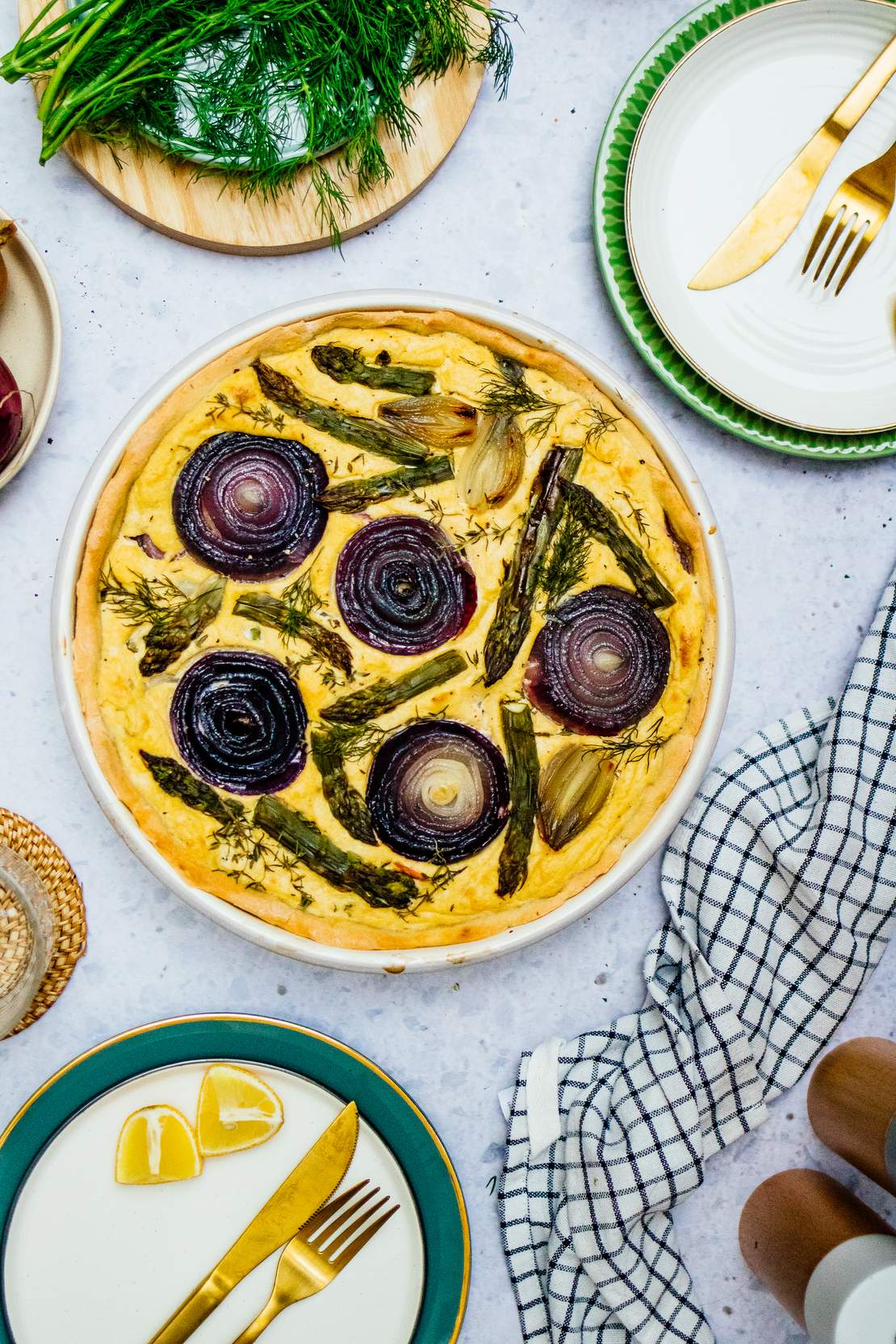 R580 Veganer Zwiebelkuchen mit Spargel