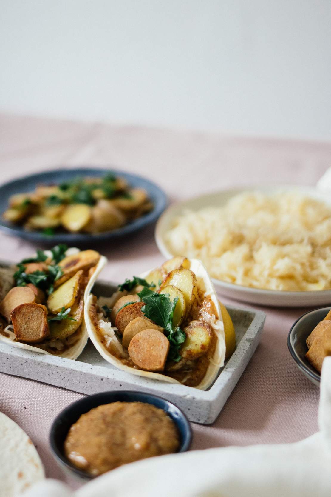 R10 Vegane Sauerkraut-Tacos mit Bratwurst