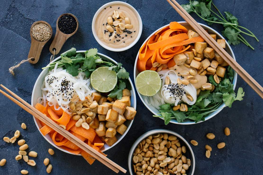 R244 Rice noodles with tofu in peanut sauce