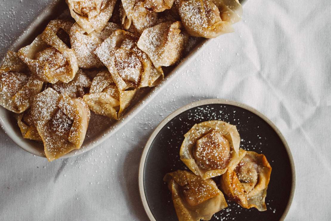 R236 Sweet wontons with pineapple-mango dip