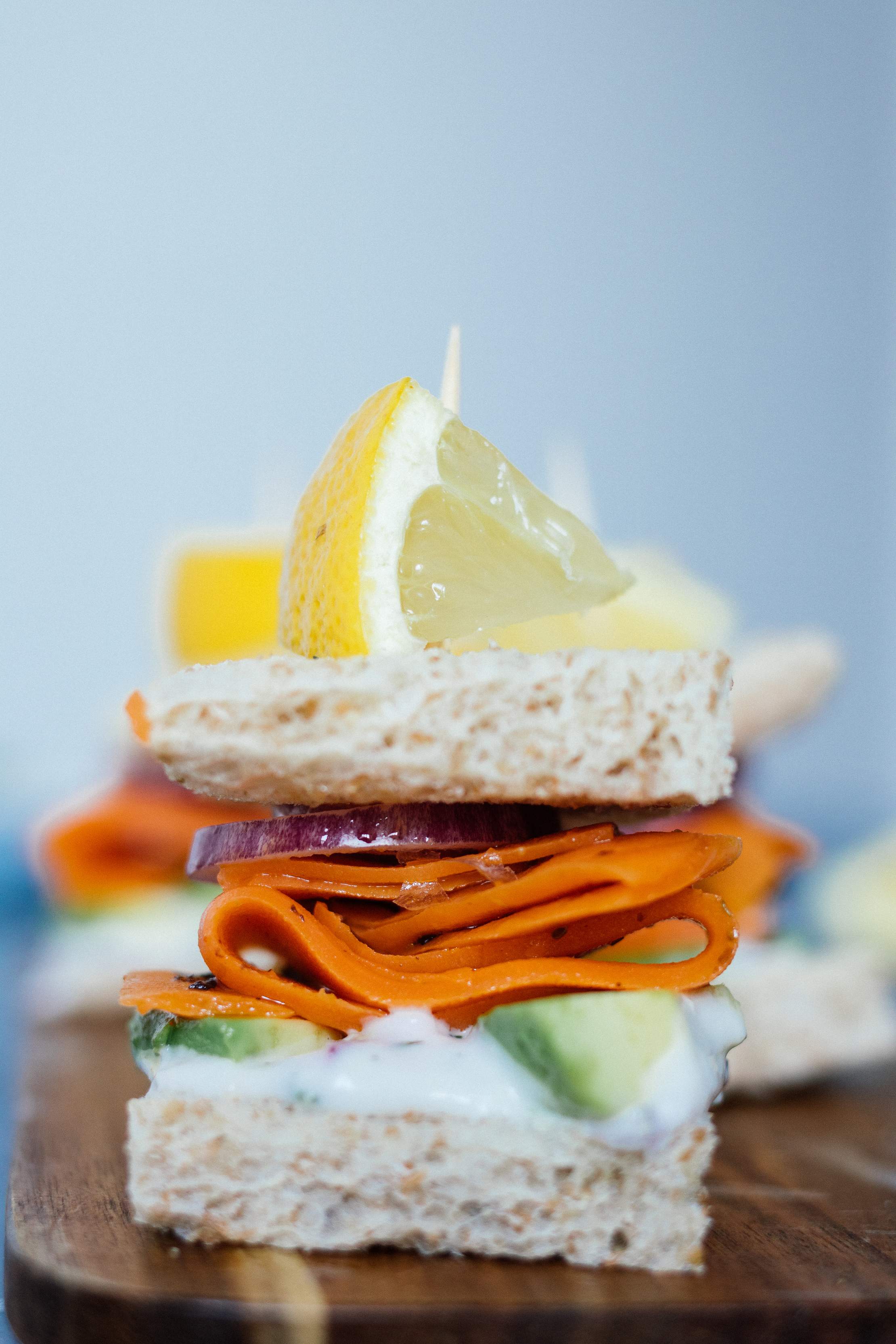 Sandwich-Häppchen mit veganem Lachs &amp; Thunfisch - Zucker&amp;Jagdwurst