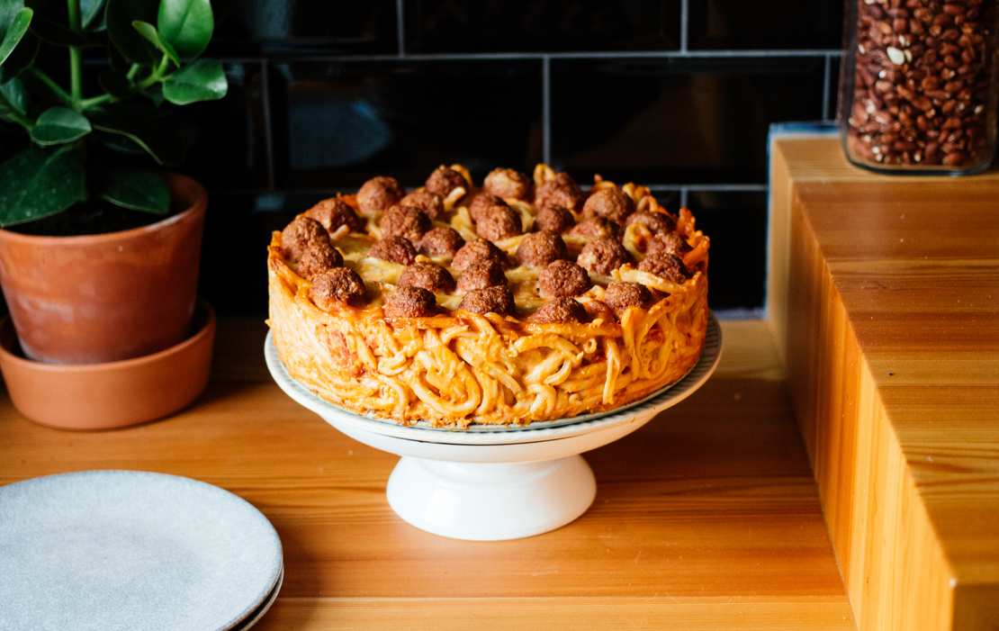 Makkaroni Pie mit veganen Hackbällchen