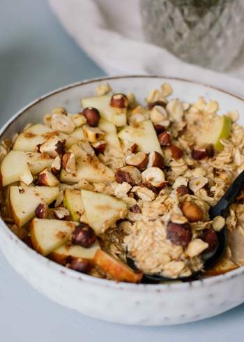10 Minuten: Oatmeal mit Apfel & Haselnuss