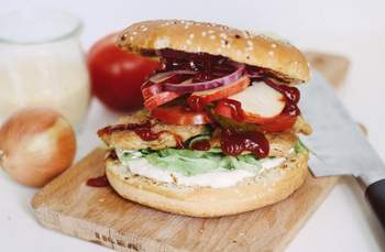 Der Klassiker: Veganer Burger mit Soja-Steaks