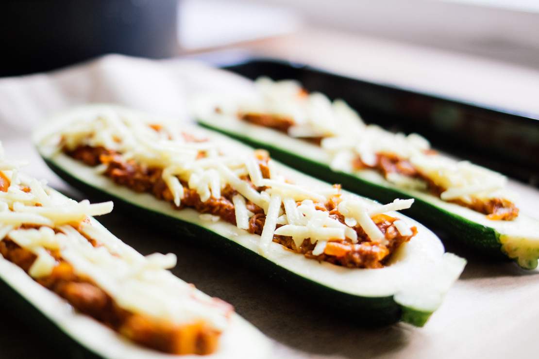 R394 Vegan „minced meat“ stuffed zucchini boats
