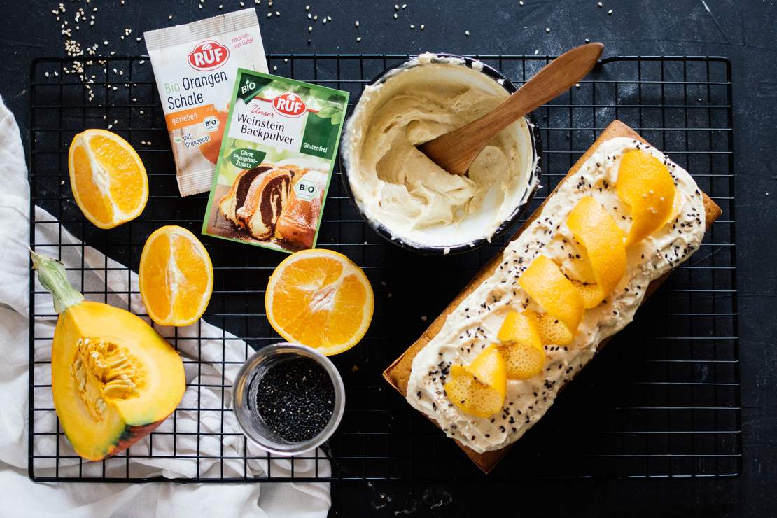 R438 Veganer Kürbiskuchen mit Tahini-Orangenglasur