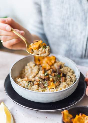 Veganes Graupenrisotto mit Topinambur-Chips