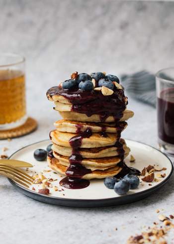 Vegane Bananen-Pancakes mit Blaubeersoße