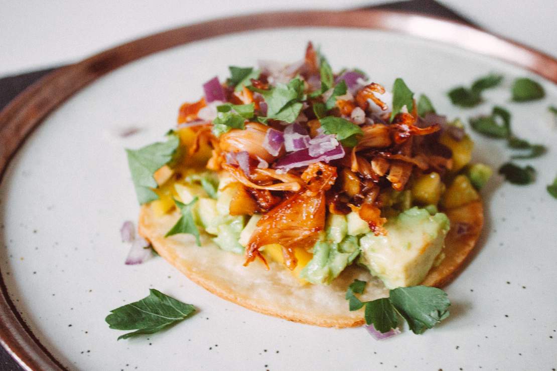 R159 Tostadas mit süß-saurer Jackfruit