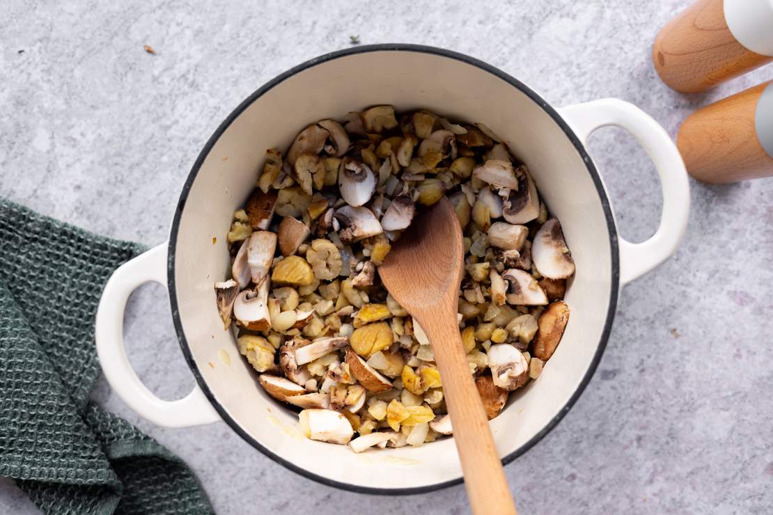 R930 - Vegane Maronensuppe mit gebratenen Pilzen und spicy Nuss-Topping