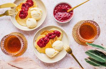 Vegane Pancakes mit Vanilleeis & heißen Beeren