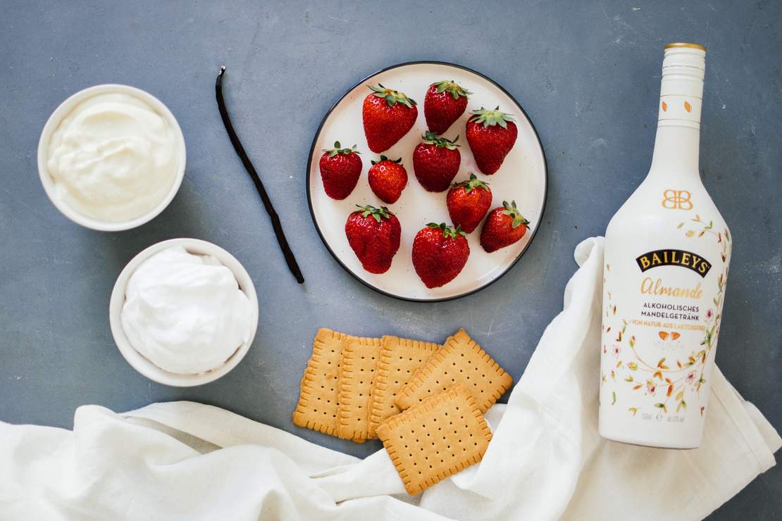 R15 Vegan strawberry cheesecake in a jar (with Baileys)