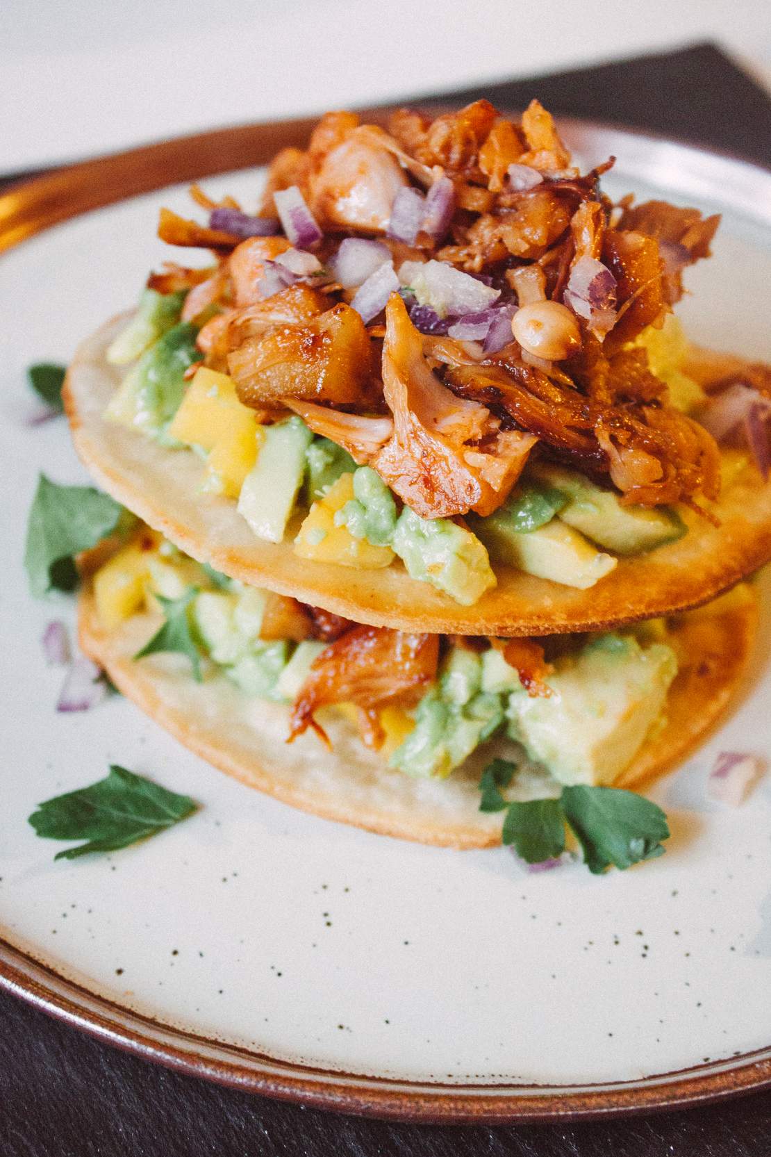 R159 Tostadas mit süß-saurer Jackfruit