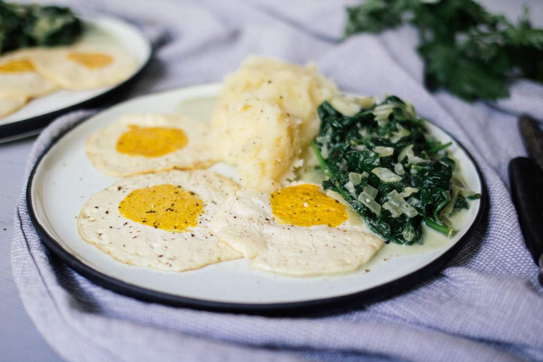 R448 Mashed potatoes with creamed spinach & vegan fried eggs