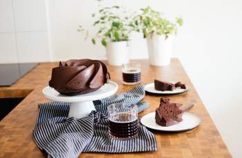 Simple, vegan Chocolate Bundt Cake with Kola