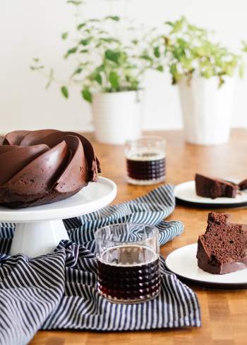 Simple, vegan Chocolate Bundt Cake with Kola