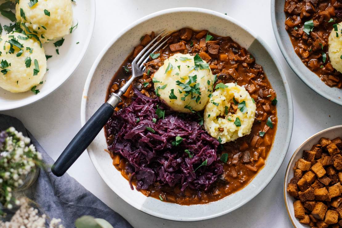 R450 Vegane Kartoffelklöße mit Pilzgulasch und Rotkraut