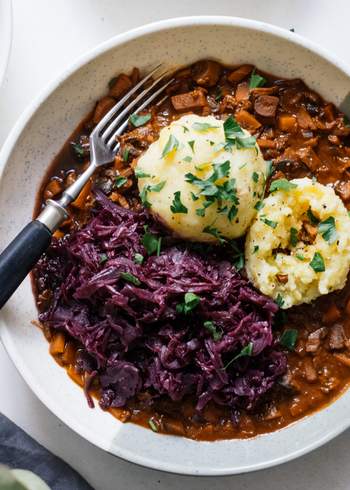 Vegane Kartoffelklöße mit Pilzgulasch und Rotkraut