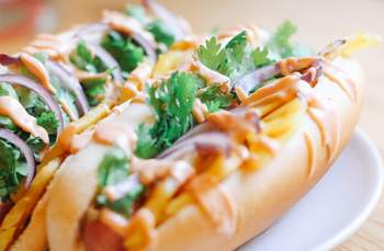 Vegane Hot Dogs mit gegrillter Ananas