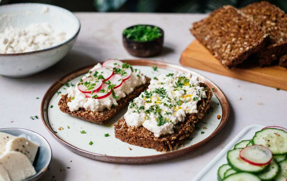 Veganer körniger Frischkäse (Hüttenkäse) - Zucker&amp;Jagdwurst