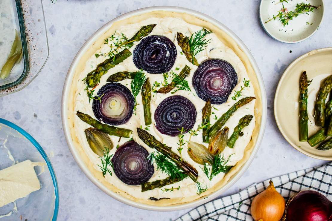 R580 Veganer Zwiebelkuchen mit Spargel