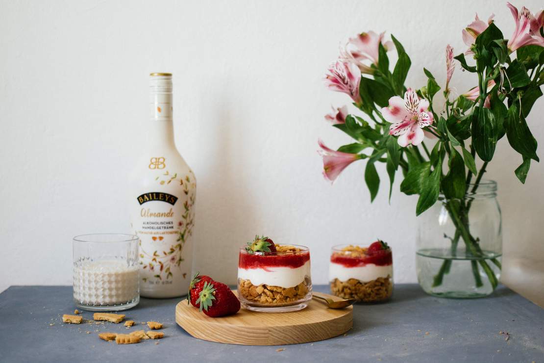 R15 Vegan strawberry cheesecake in a jar (with Baileys)