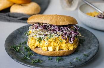 Frühstücksbagel mit veganem Avocado-„Eiersalat“