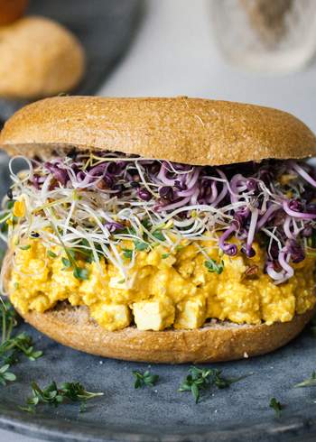 Frühstücksbagel mit veganem Avocado-„Eiersalat“