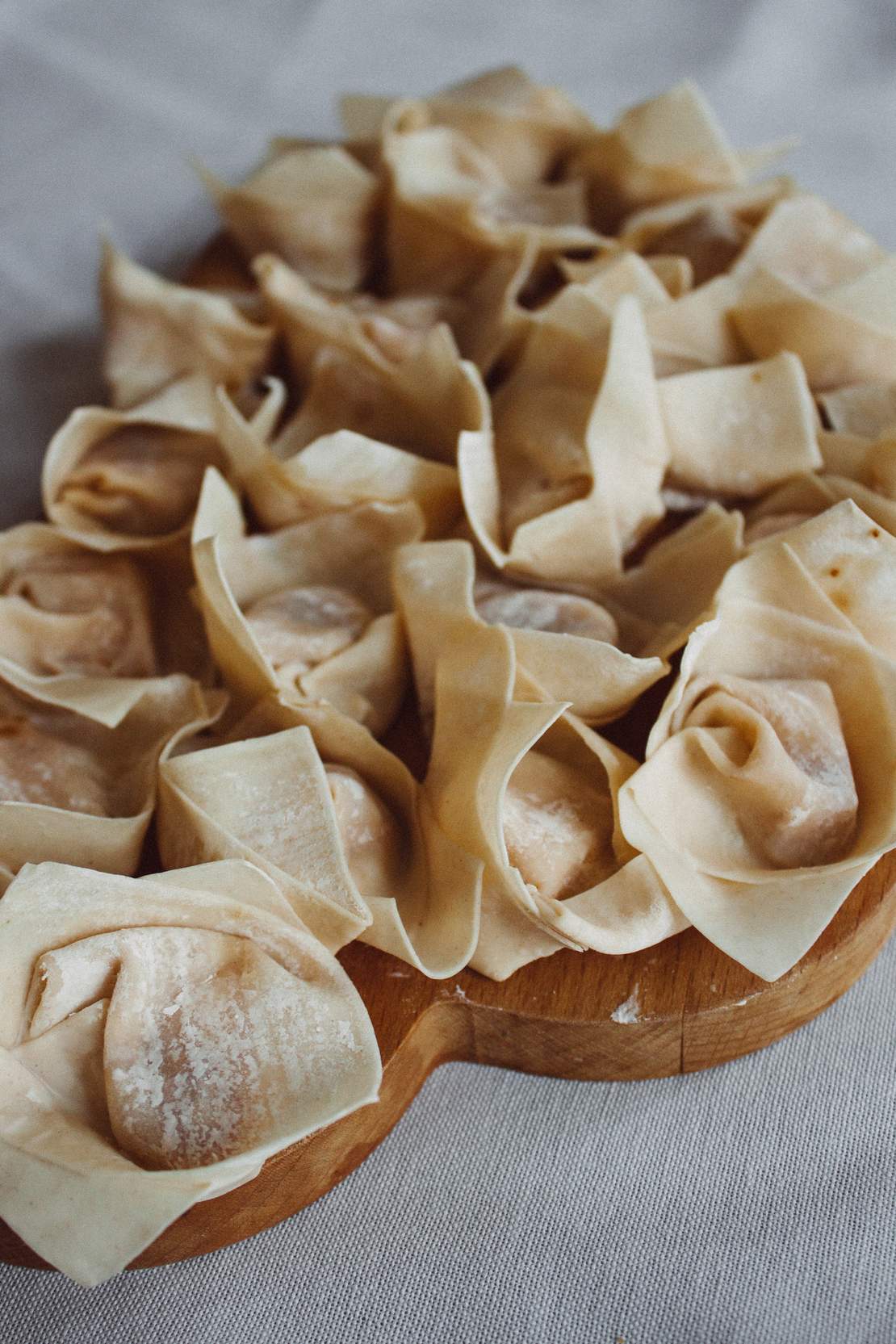 R236 Süße Wontons mit Ananas-Mango-Dip