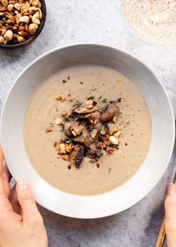 Vegane Maronensuppe mit gebratenen Pilzen und spicy Nuss-Topping