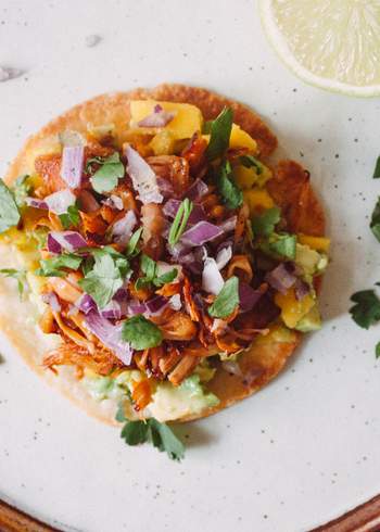 Tostadas mit süß-saurer Jackfruit