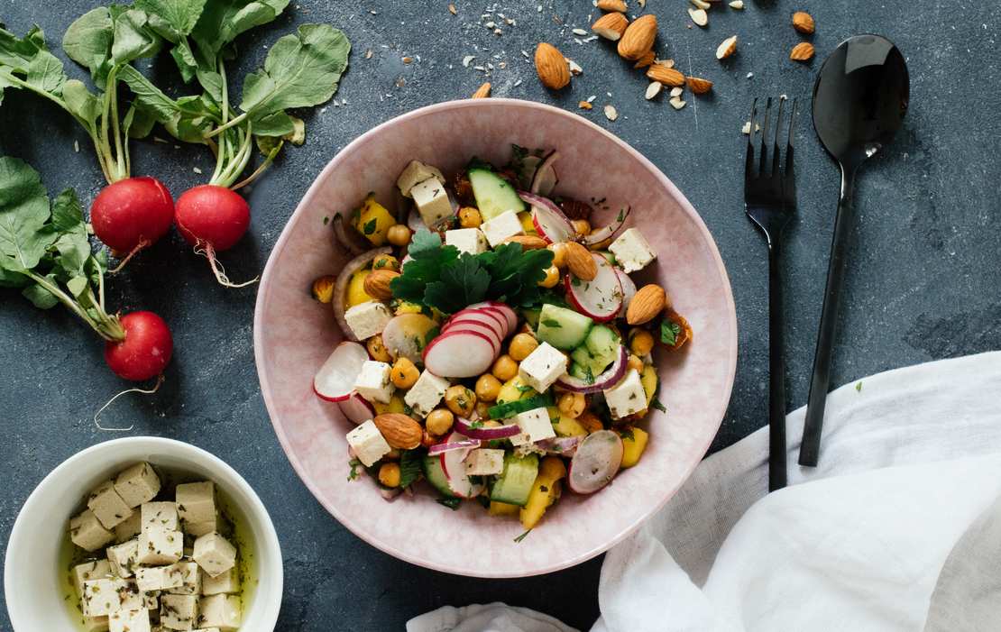Sommerlicher Kichererbsensalat mit veganem „Feta“ - Zucker&amp;Jagdwurst