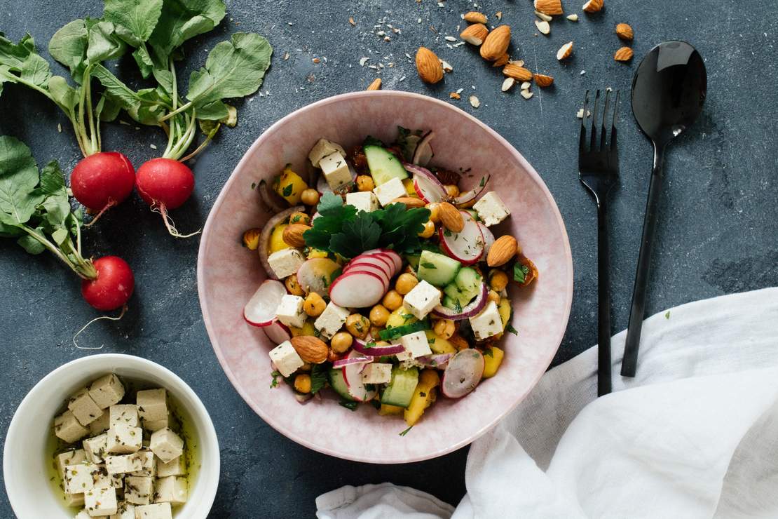 R24 Summer Chickpea Salad with vegan “Feta Cheese“