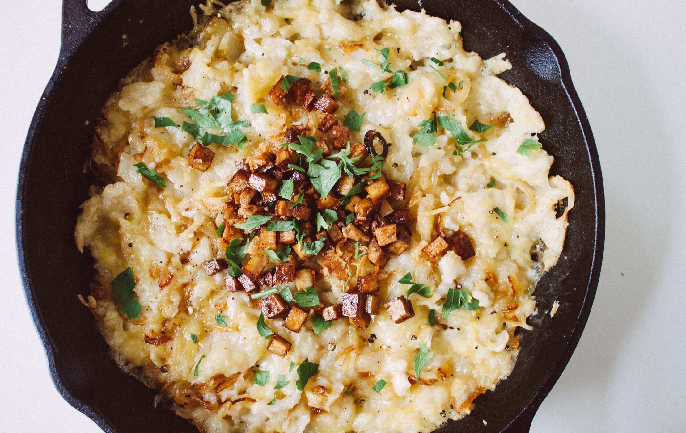 Vegane Käsespätzle | Klassisches Rezept mit Zwiebeln - Zucker&amp;Jagdwurst