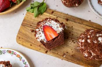 Vegane und glutenfreie Maulwurfkuchen-Muffins mit Erdbeeren
