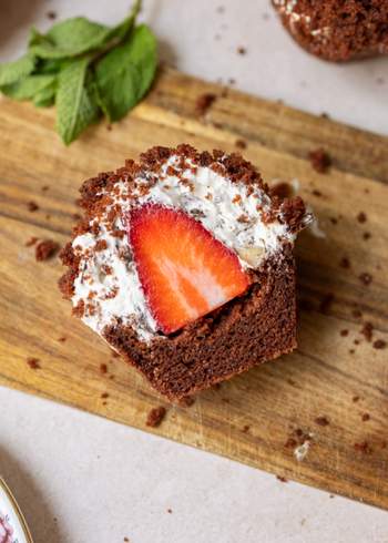 Vegane und glutenfreie Maulwurfkuchen-Muffins mit Erdbeeren