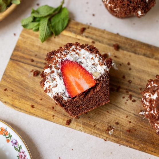 Vegane und glutenfreie Maulwurfkuchen-Muffins mit Erdbeeren