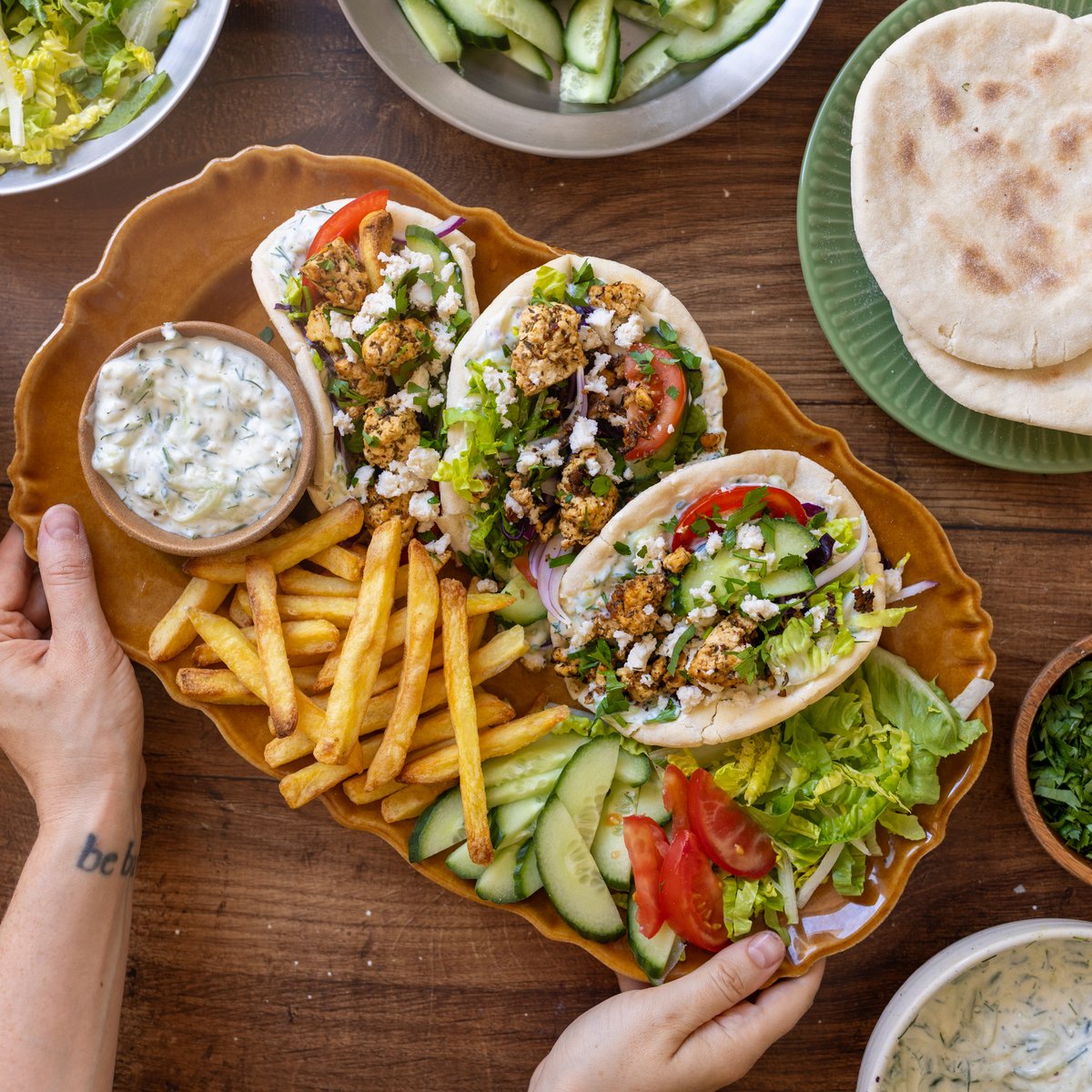 Tofu-Gyros Pita mit selbstgemachtem veganen Tzatziki