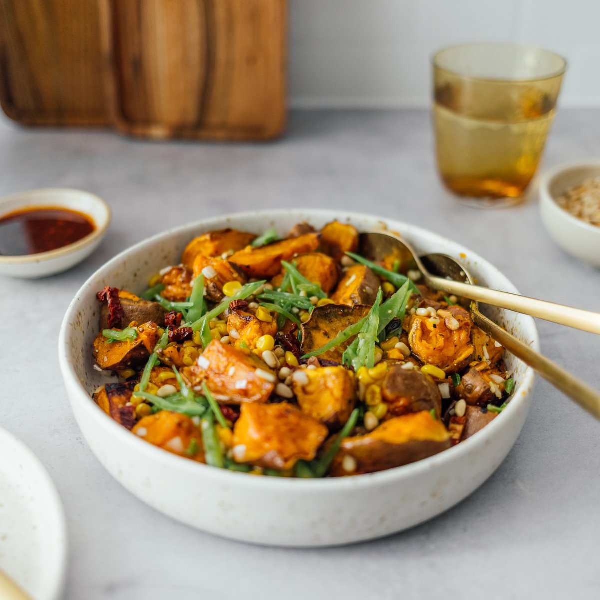 Gebackener Süßkartoffelsalat mit Sesam-Vinaigrette