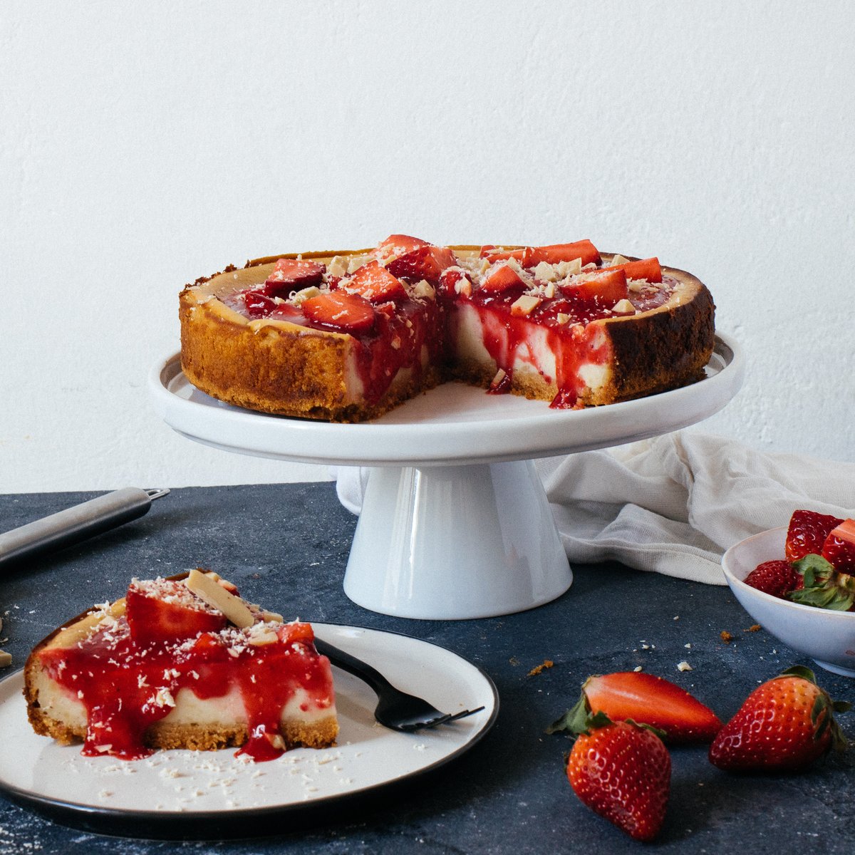 Veganer New York Cheesecake mit Erdbeeren & weißer Schokolade