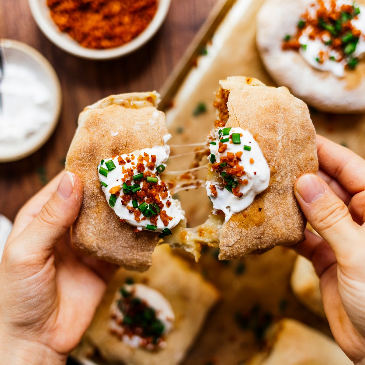 Veganes Handbrot mit Schinken und Käse