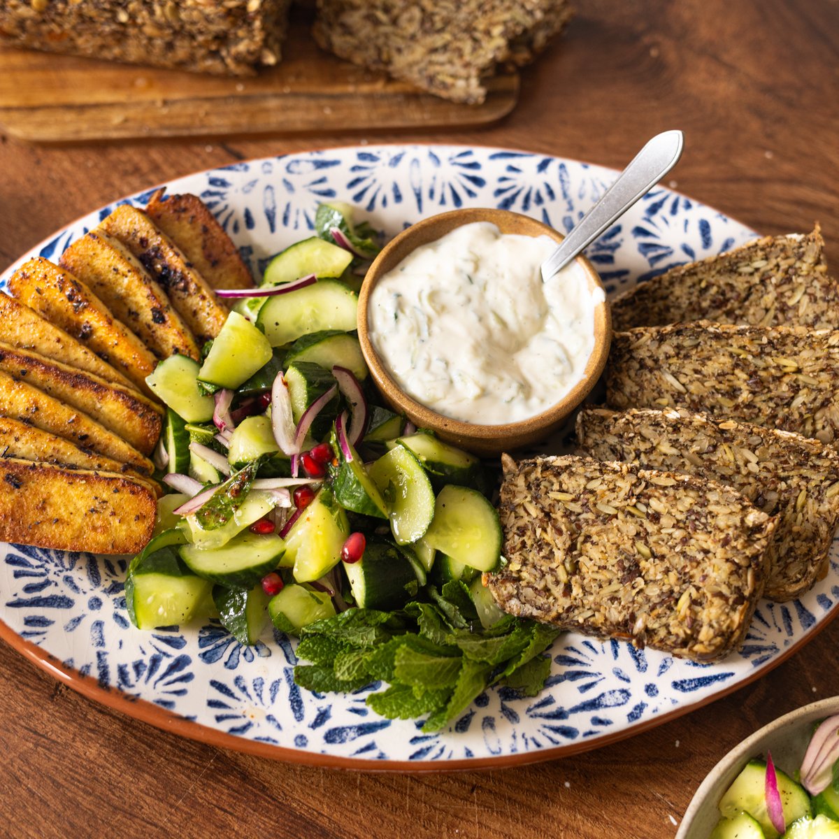 Vegane Halloumi-Brote mit Tzatziki und Gurken-Zwiebel-Minz-Salat